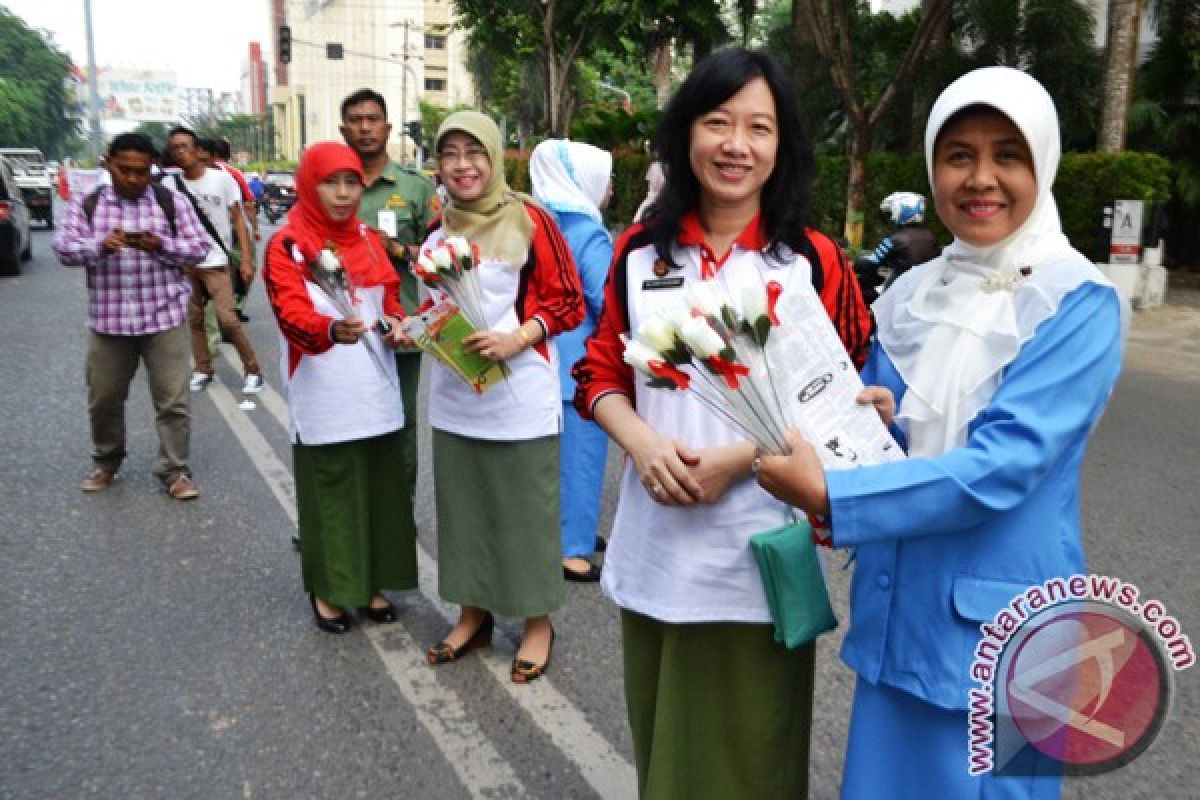 Bagikan Bunga Peringatan Hari AIDS 