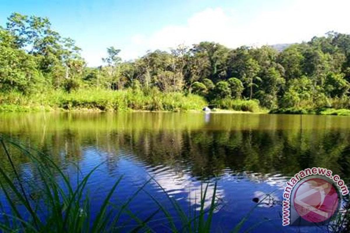 Turis Amerika Kagumi Keindahan Danau Tambing