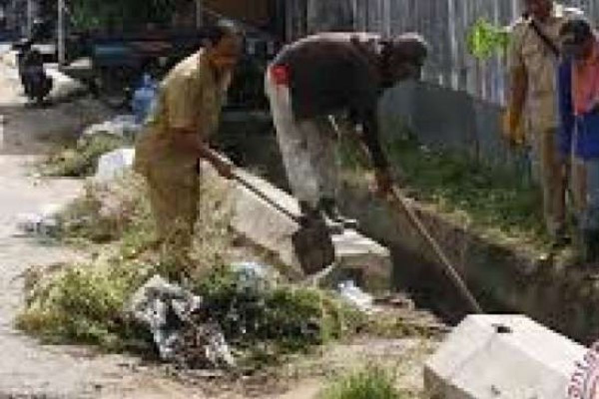 PU Pekanbaru Bersihkan Tali Air Antisipasi Banjir