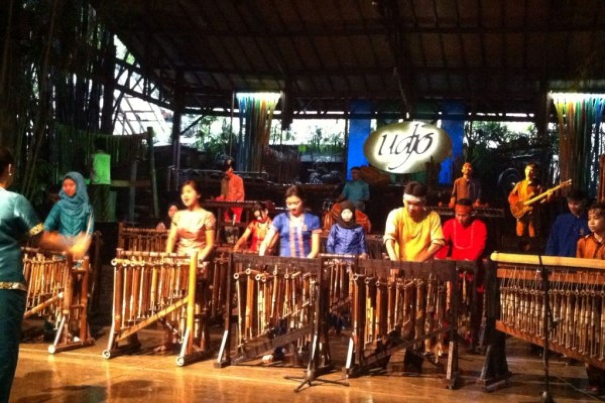 Rombongan angklung Saung Udjo sempat was-was manggung di Paris