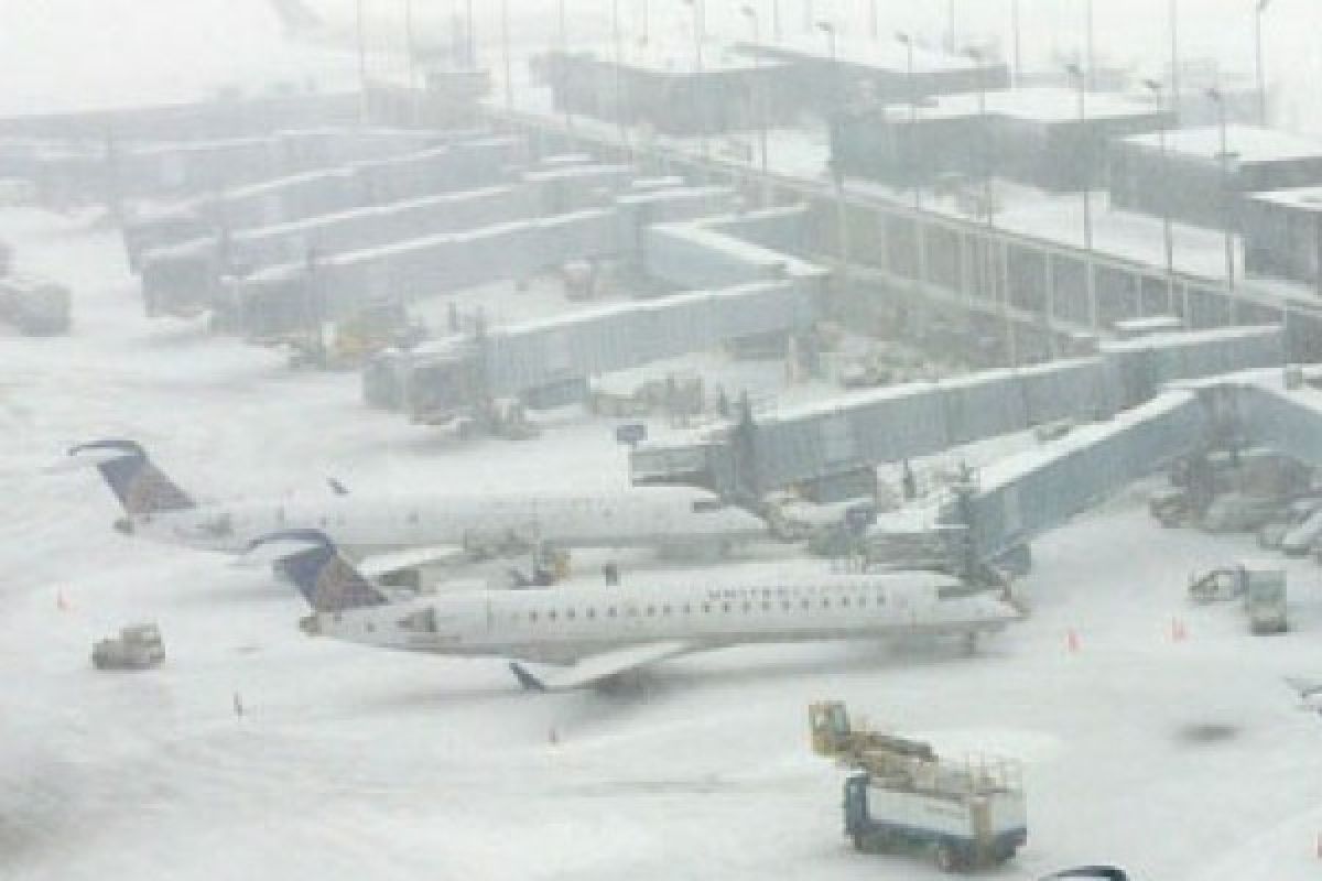 Lebih dari 500 penerbangan dibatalkan akibat hujan es di Chicago
