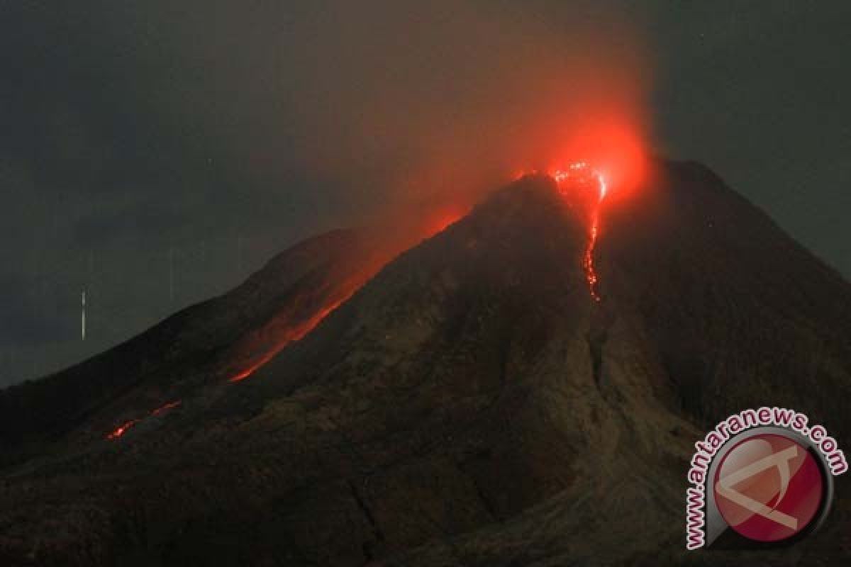 Pesona lelehan lava pijar Gunung Sinabung tarik wisatawan