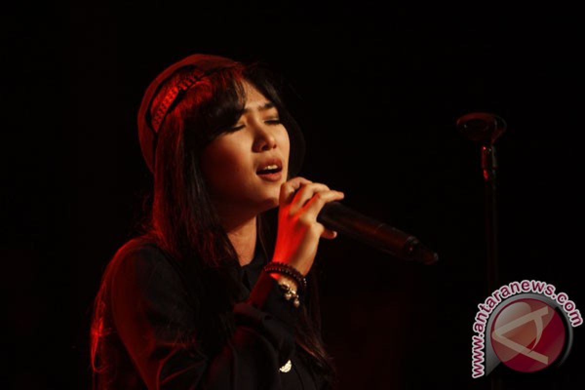 Isyana Sarasvati gemetar duet dengan Glenn Fredly