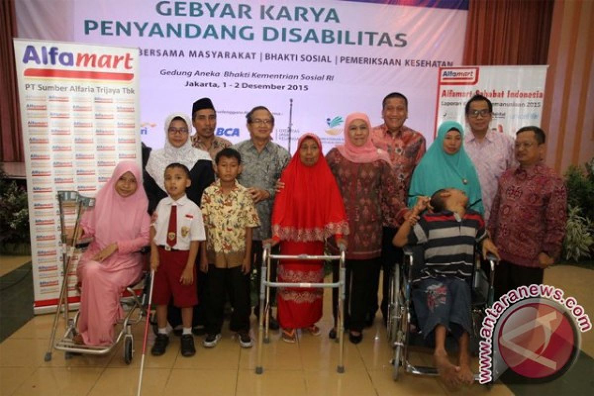 Alfamart Salurkan Bantuan Peringati Hari Disabilitas Internasional