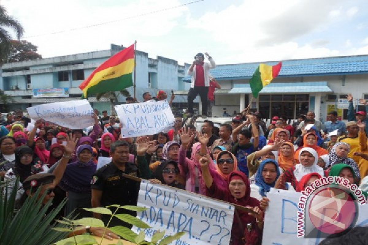 Pendukung Survenof-Parlin Demo KPUD Pematangsiantar