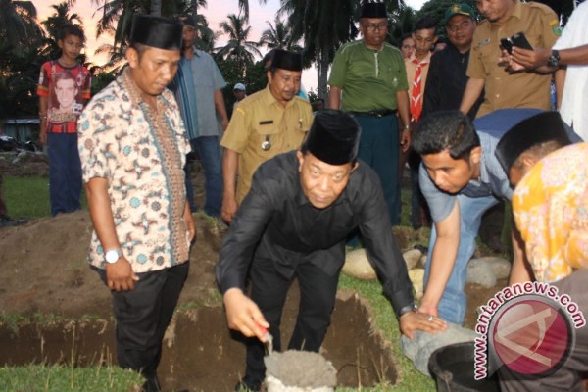 Dahlan Meletakkan Batu Pertama Pembangunan Mushalla