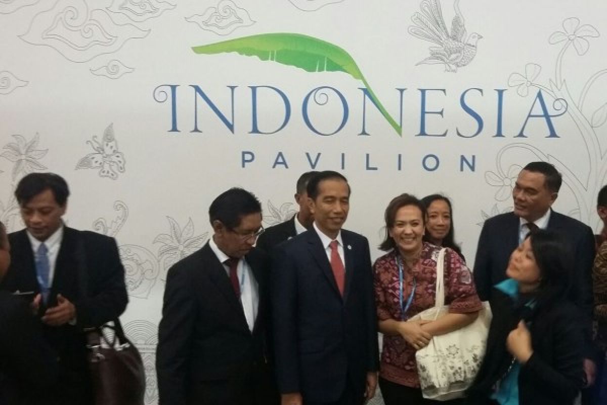 Presiden Jokowi tinjau anjungan Indonesia di COP21