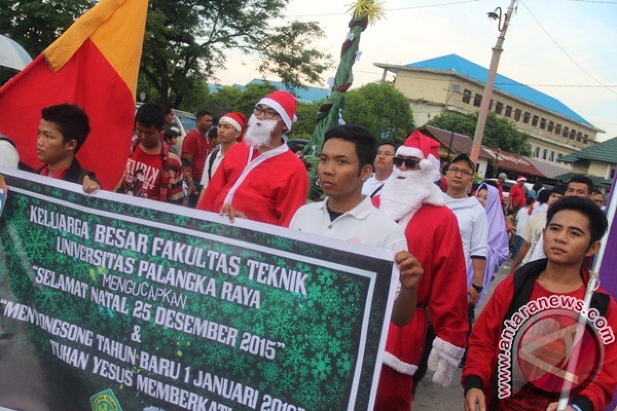 Ribuan Umat Nasrani Ikuti Parade Natal