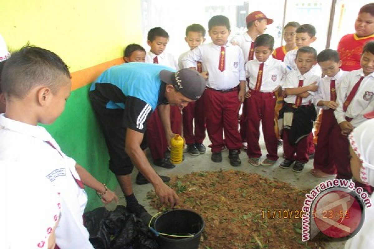 Pelajar Bikin Kompos dan Kerajinan Limbah Sampah