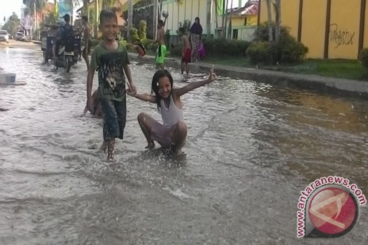 Kualatungkal dilanda banjir rob  