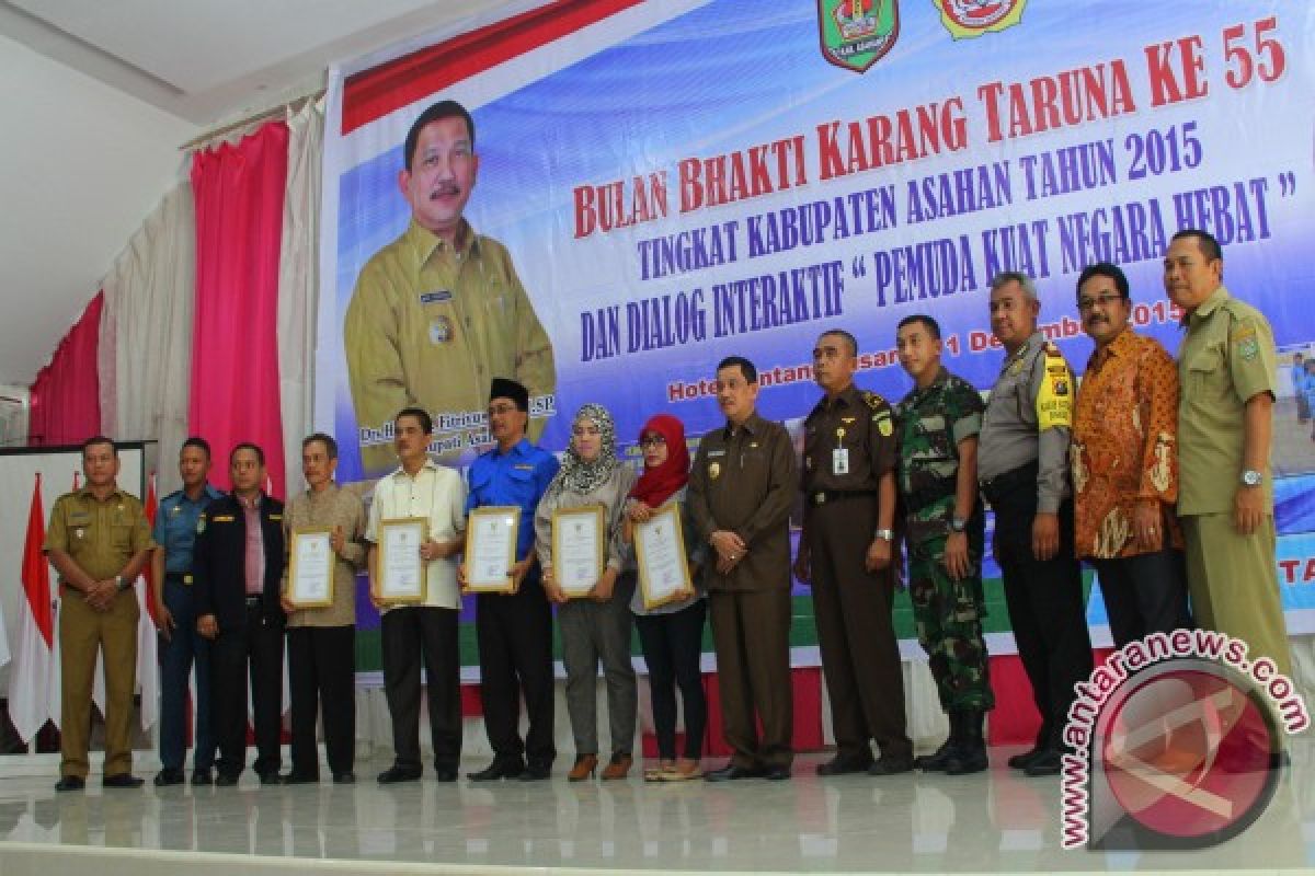 Tokoh Peduli Karang Taruna Terima Penghargaan 