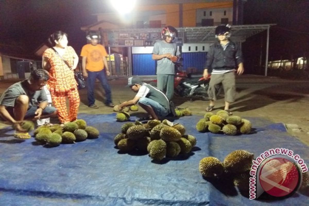 Pedagang Durian di Ketapang Raup Untung