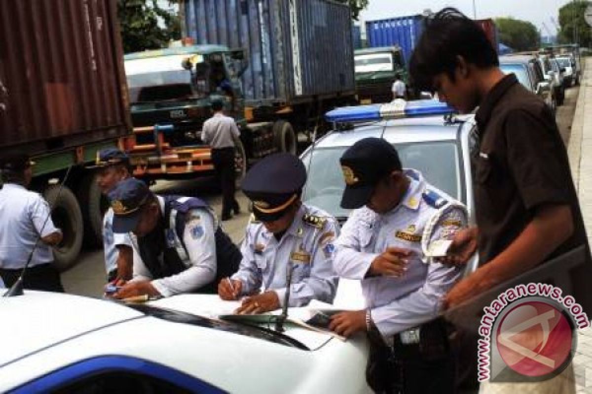 Dishub Kota Jambi tilang puluhan truk