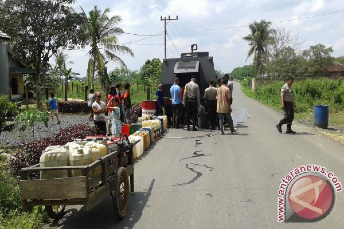 Polres Tanah Bumbu Bagikan Air Besih Gratis