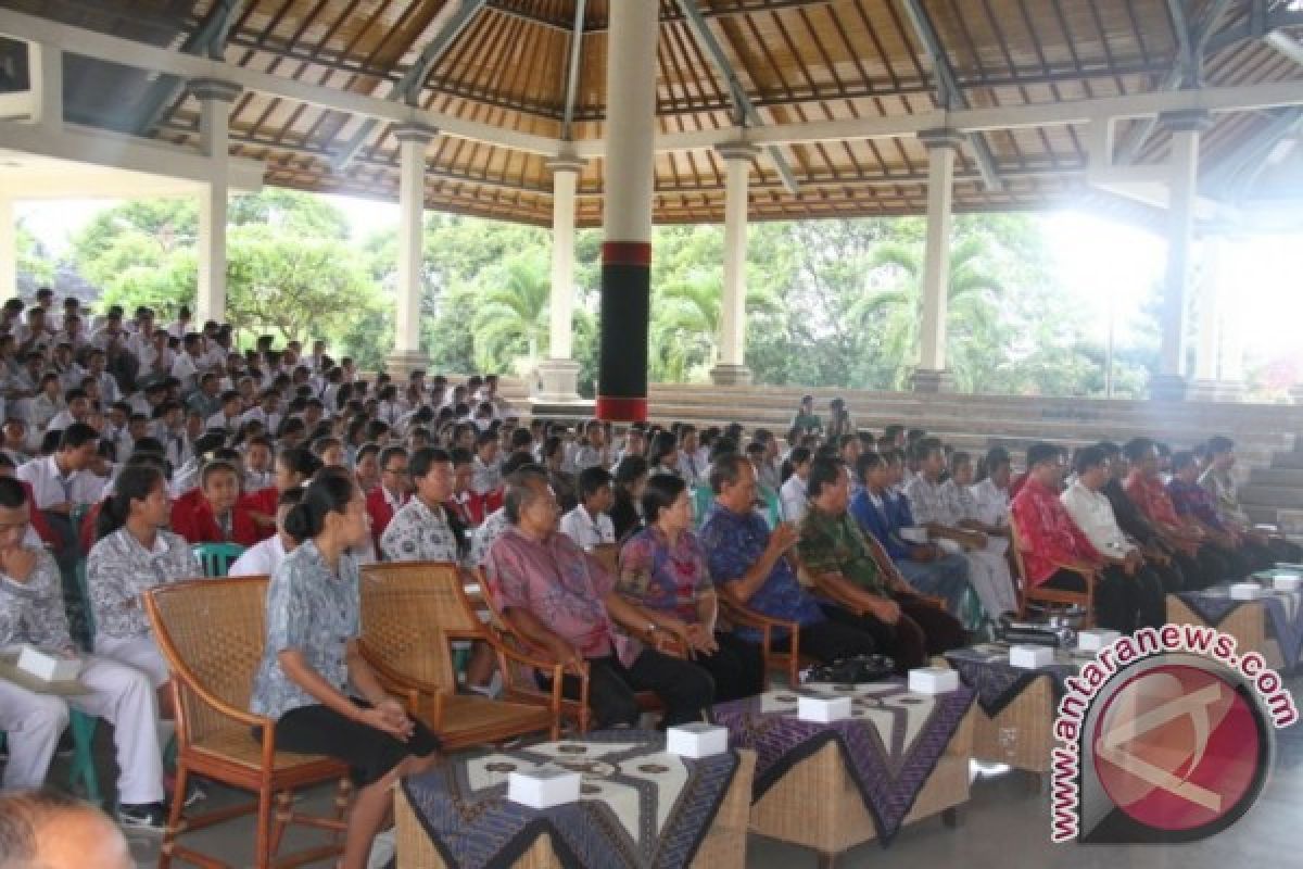 Bupati Suwirta Serahkan BSM, Motivasi Siswa Lepas Dari Garis Kemiskinan