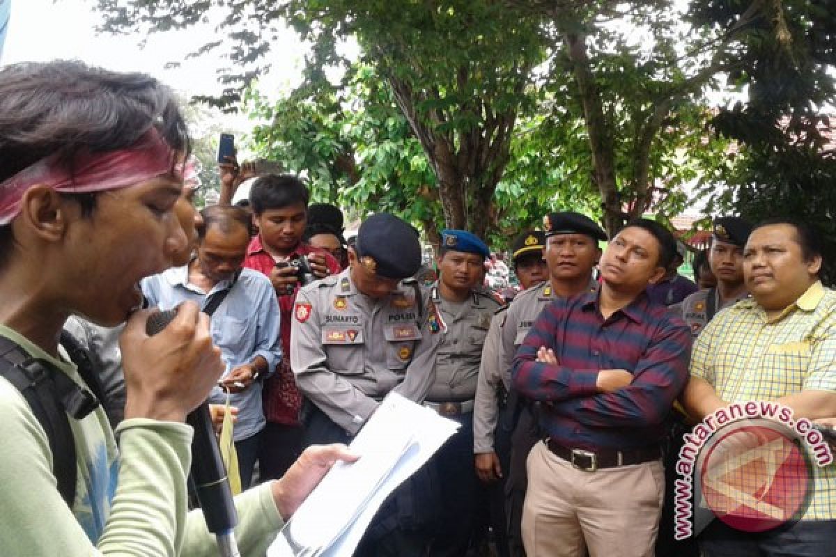 Aktivis YLBH Madura Demo Panwaskab Pilkada Sumenep