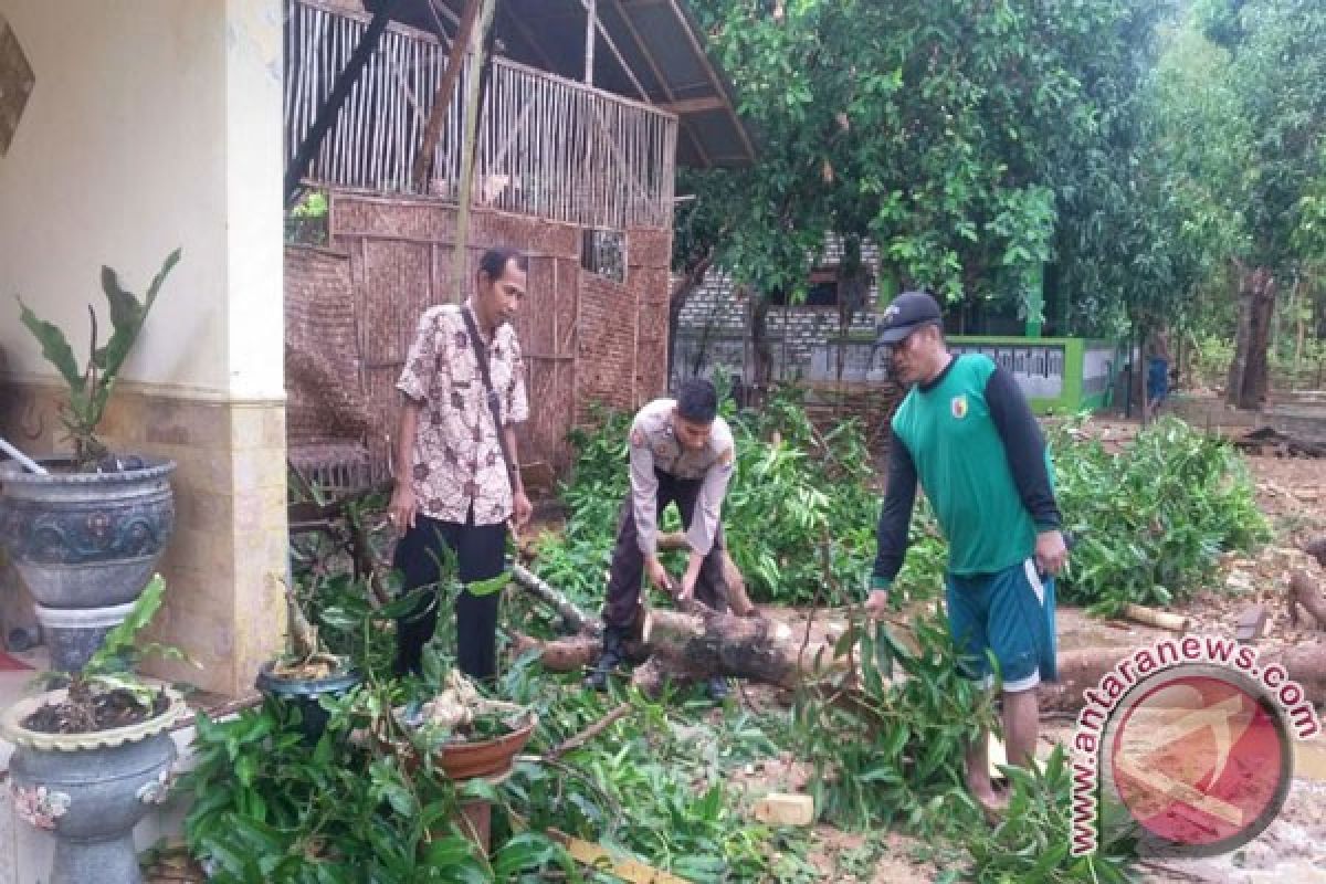 TNI-Polri Bantu Korban Bencana Puting Beliung
