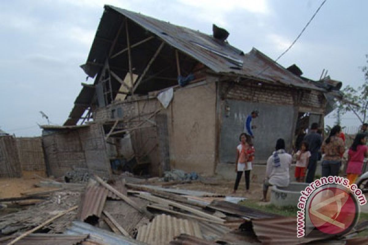 Sedikitnya 60 rumah rusak akibat badai di Batam