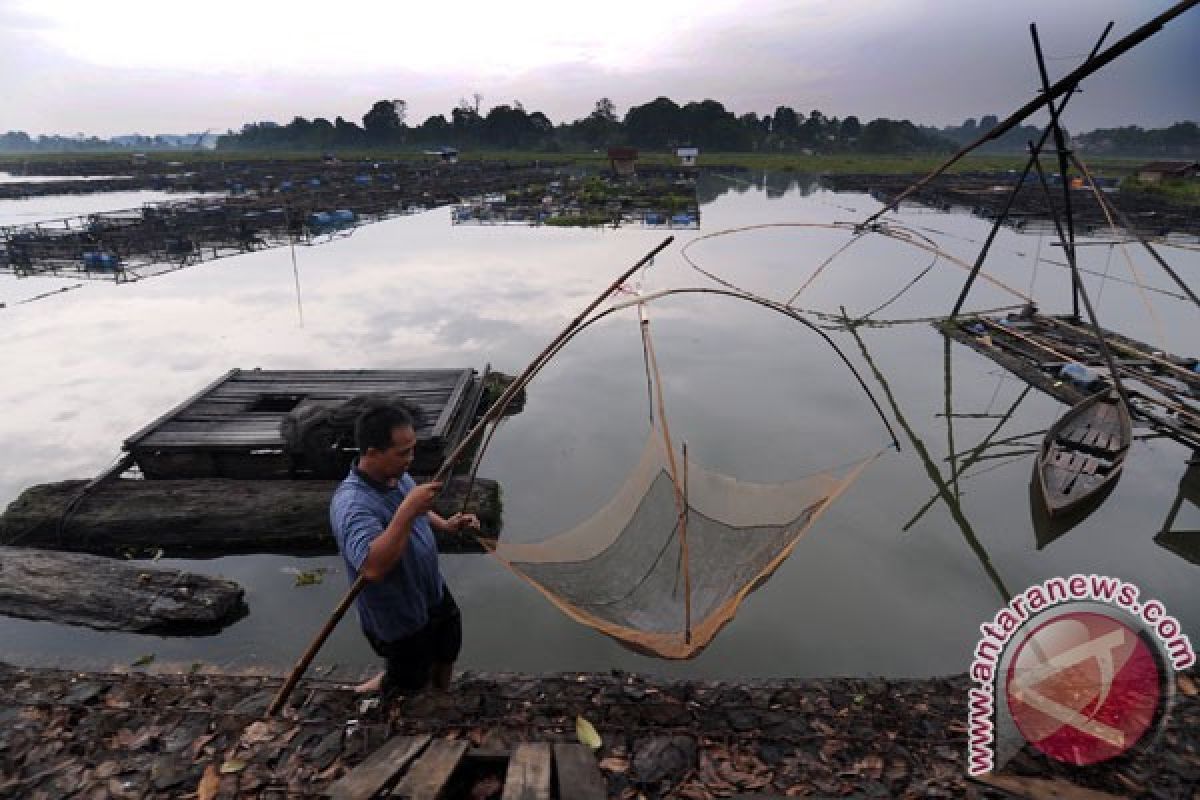 Menteri Basuki minta keramba di Danau Sipin ditata