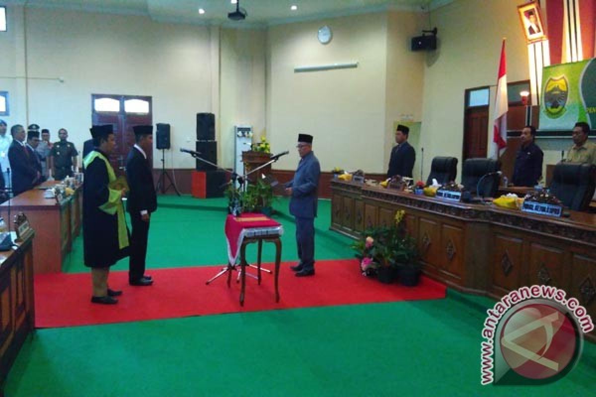 DPRD Lingga Lantik Udin Gantikan Nizar