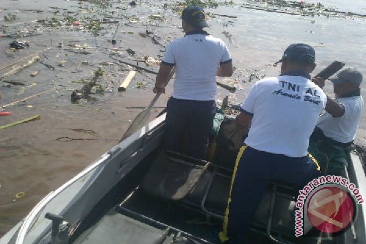 Lantamal-XII Bakti Sosial Bersihkan Sungai Kapuas Pontianak