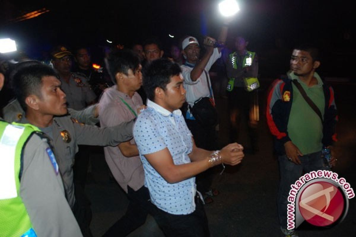  Polisi pukuli wartawan media Pekanbaru di lokasi Kongres HMI