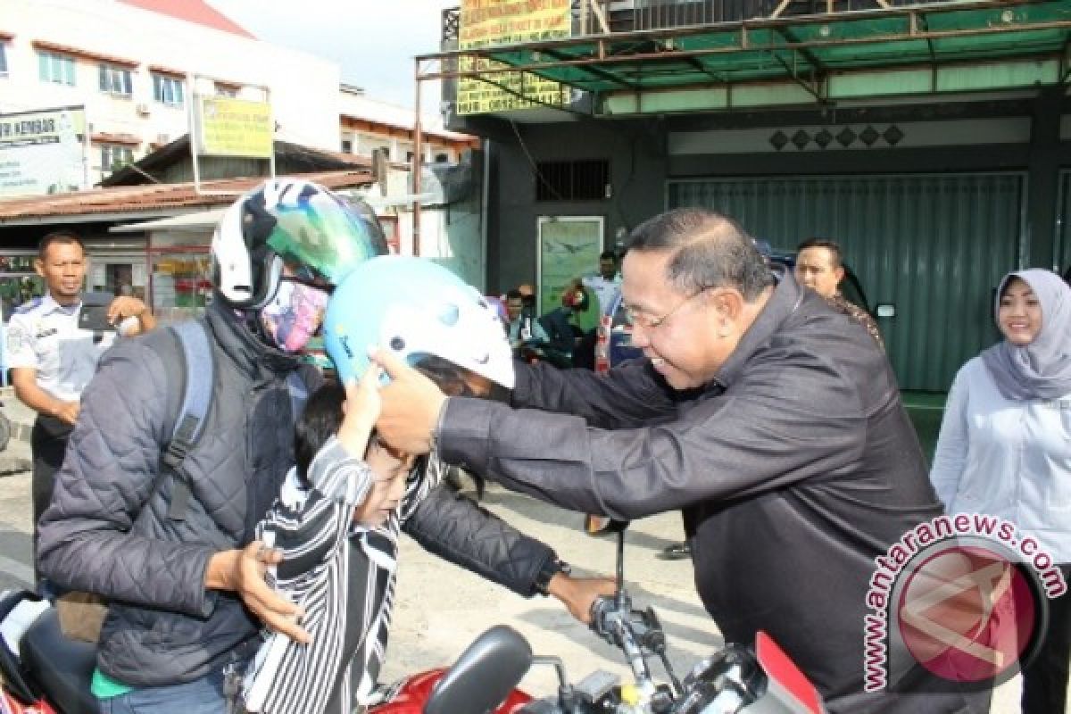 Wali Kota Bagikan Helm Peringati Pekan Keselamatan Transportasi