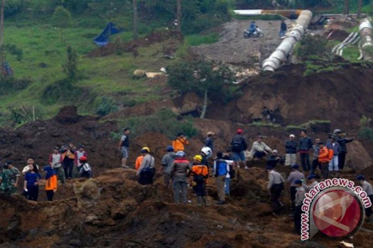 Pencarian korban longsor Bengkulu hanya menggunakan cangkul