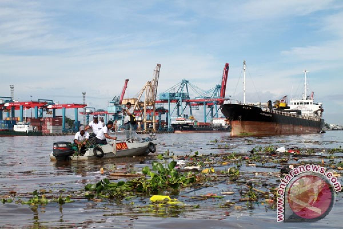 Mahasiswa dan Dekan bersih-bersih Sungai Karang Mumus