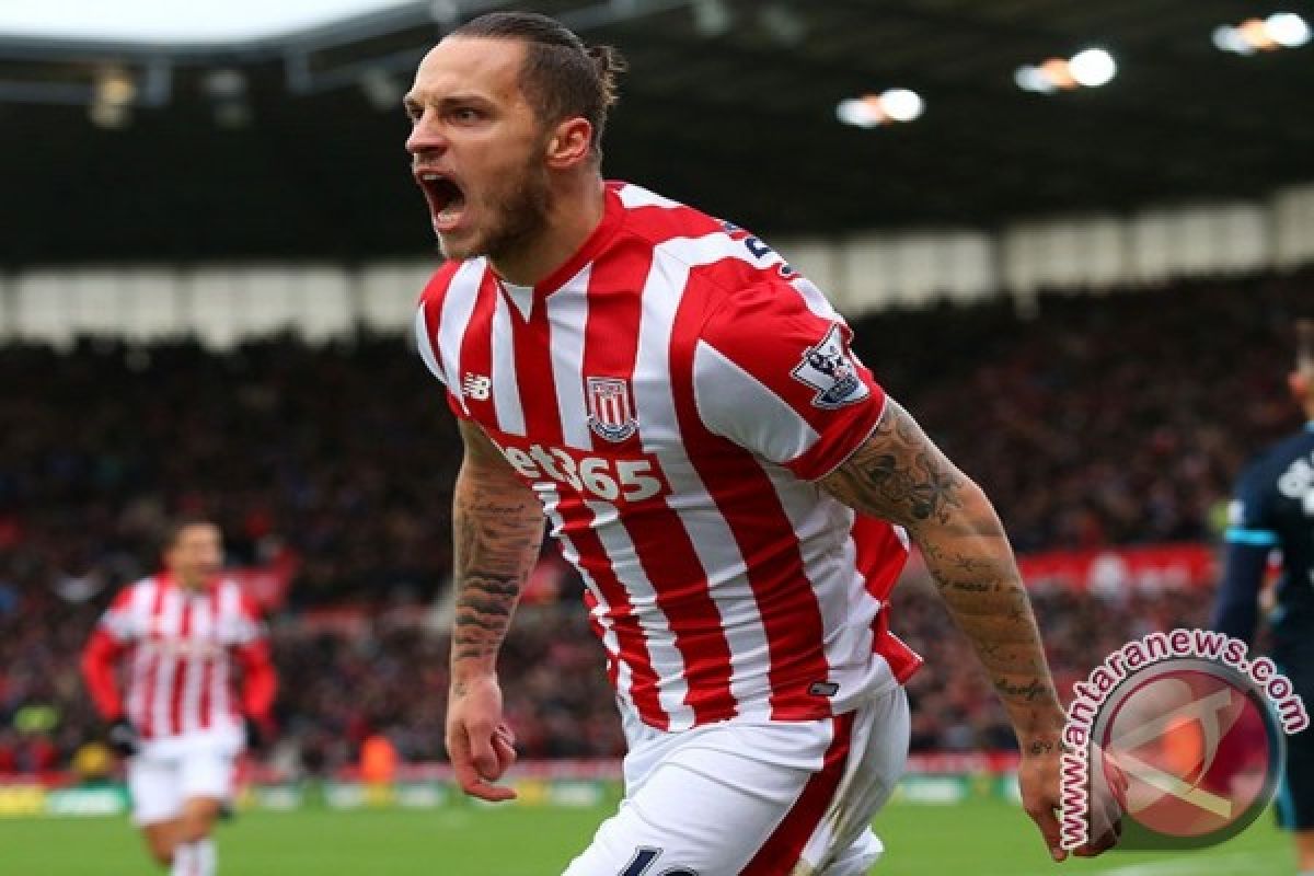 Paruh pertama Stoke ungguli City 2-0