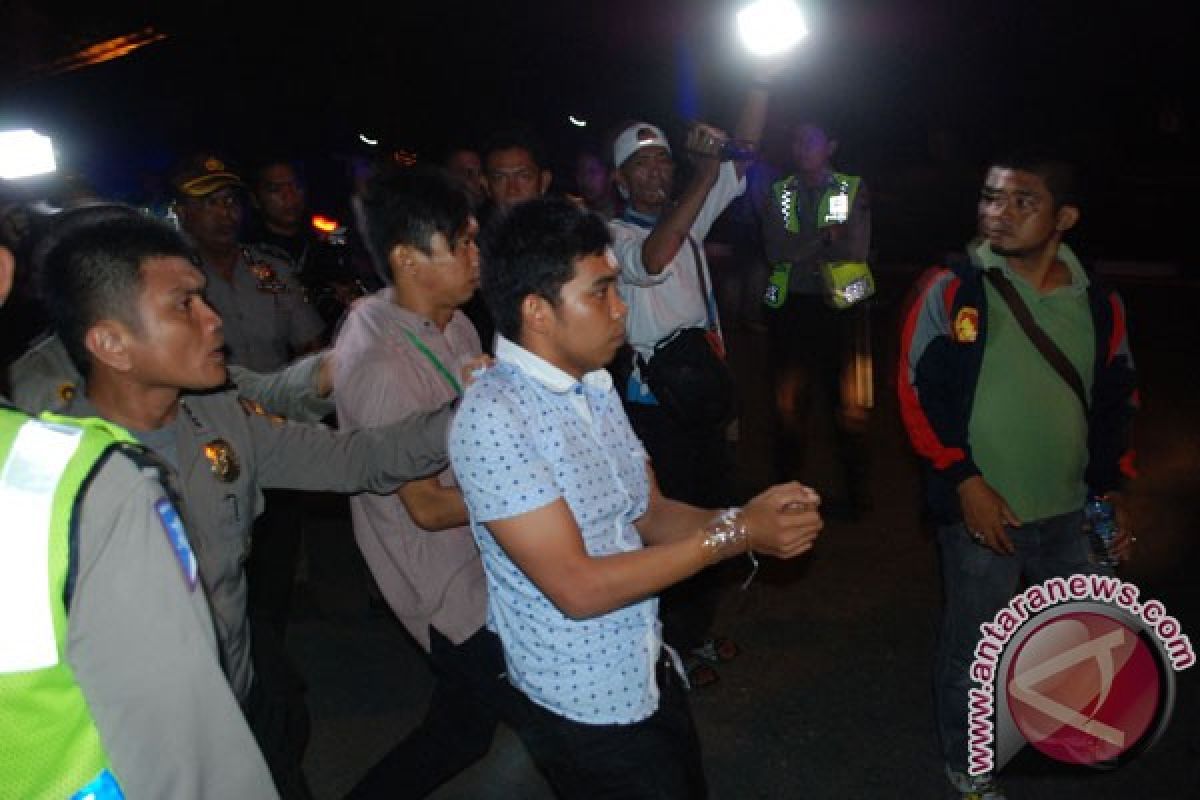 Polisi pukuli wartawan media Pekanbaru di lokasi Kongres HMI