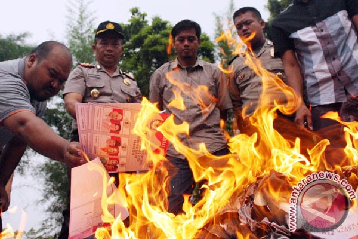 Polisi tahan dua tersangka perusak dan pembakar surat suara