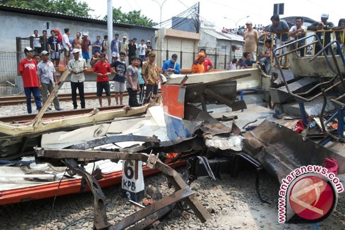  Korban jiwa akibat tabrakan kereta-metromini menjadi 18 orang