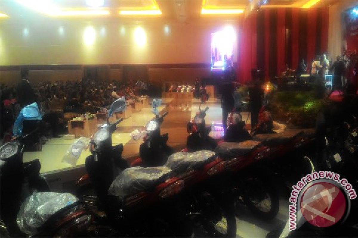 Natal PDIP Kalteng Bertabur Puluhan Sepeda Motor