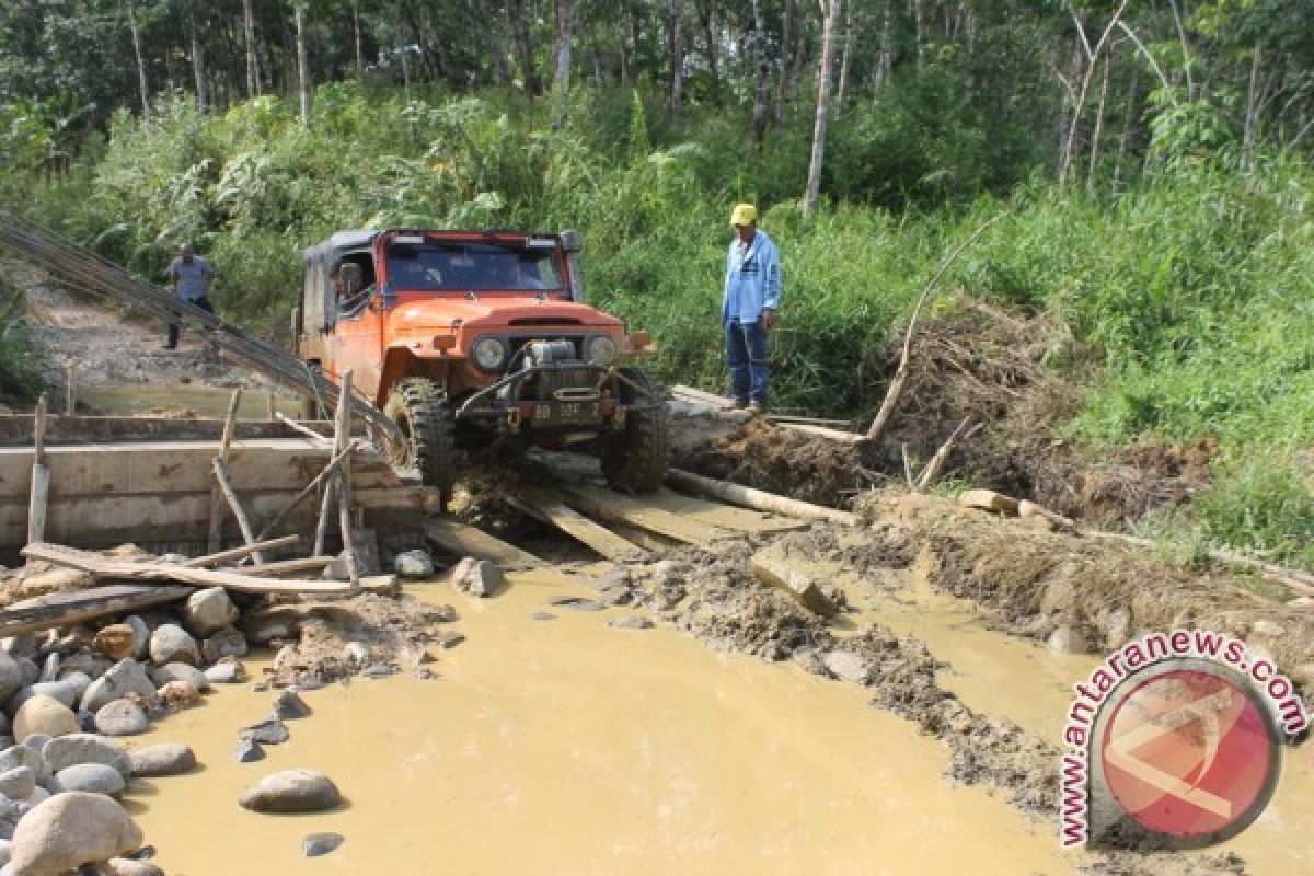 Dahlan  Meninjau Pembangunan Infrastruktur Jalan Desa Terisolir