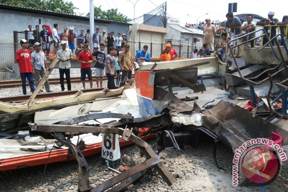 Korban jiwa akibat tabrakan kereta-metromini menjadi 18 orang