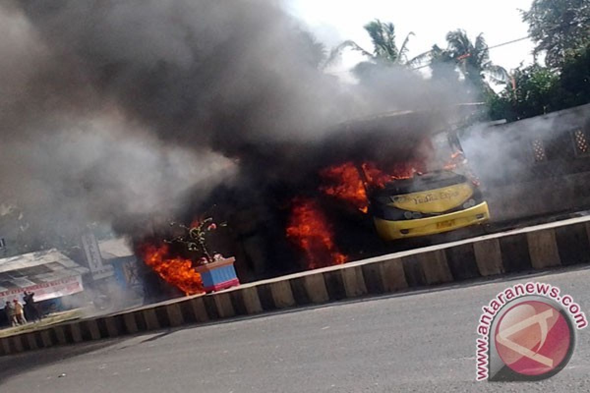 Bus Wisata Terbakar di Bandarlampung
