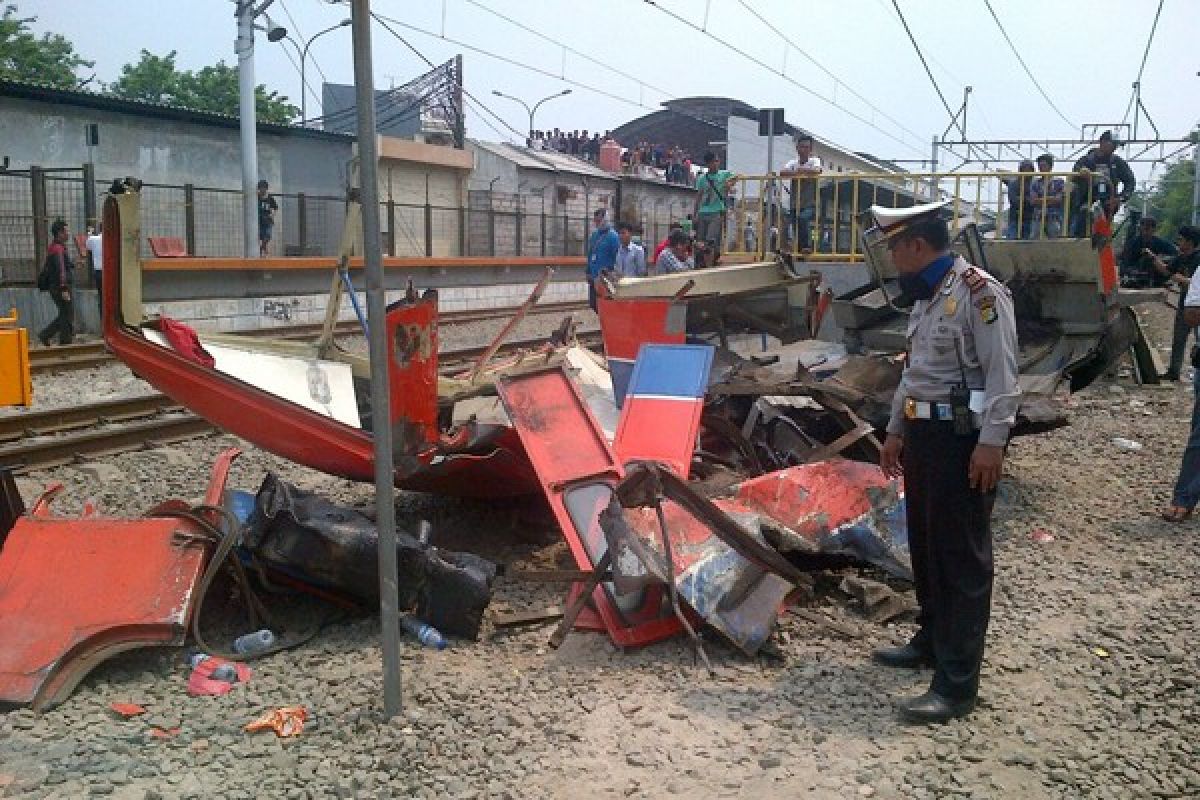 KRL tabrak metromini di kawasan Angke, Jakarta Barat