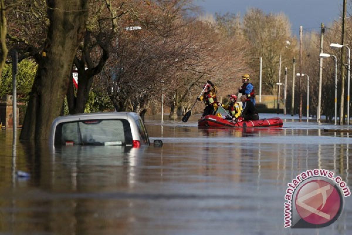 Topan akibatkan banjir dan penutupan jalan di Inggris