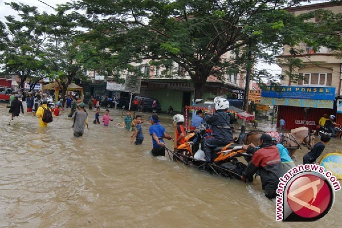 Pemkab Tangerang Keruk Saluran Atasi Banjir Cisauk