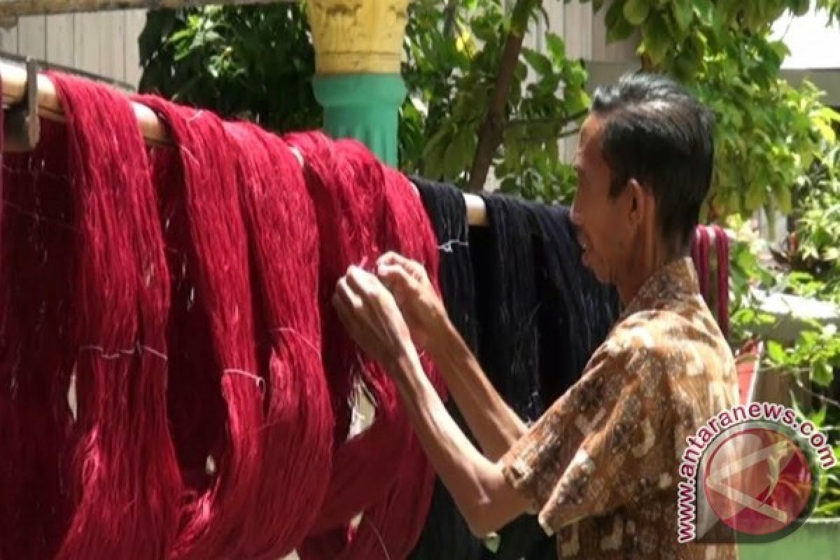 Pemintalan benang songket dilakukan turun temurun