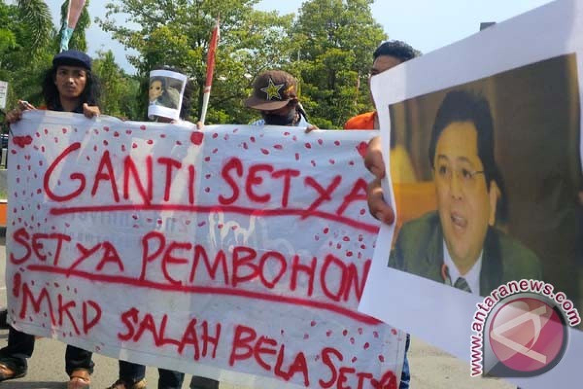 Aliansi Mahasiswa Makassar minta Setya Novanto mundur 