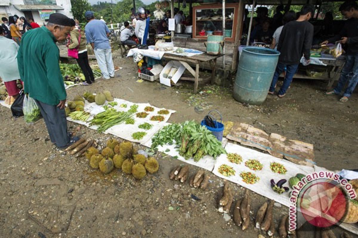 Warga antri sembako di "gerai perbatasan" Entikong