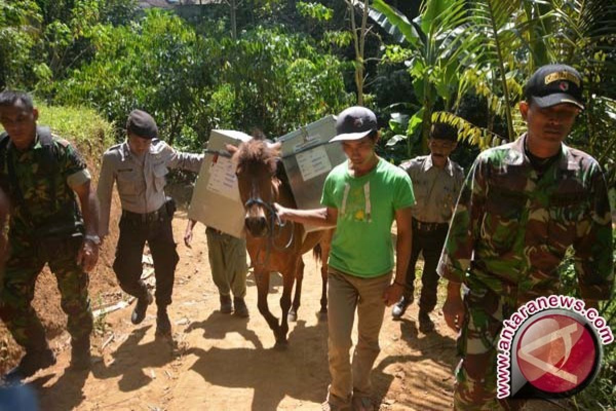 KPU Sumbawa distribusikan logistik menggunakan kuda 