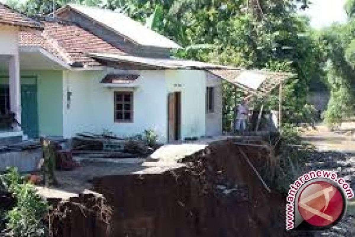 Puluhan Rumah  Bantaran Sungai Laoswani Terancam Ambruk 