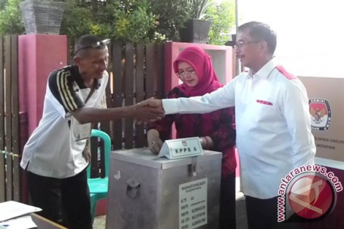 Petahana Rizal Effendi Nyoblos di TPS 12