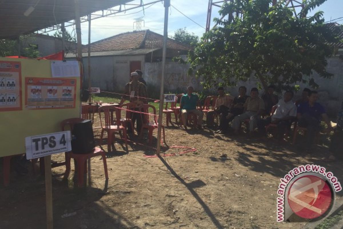 Calon Bupati Sidoarjo Nyoblos Bersama Keluarga