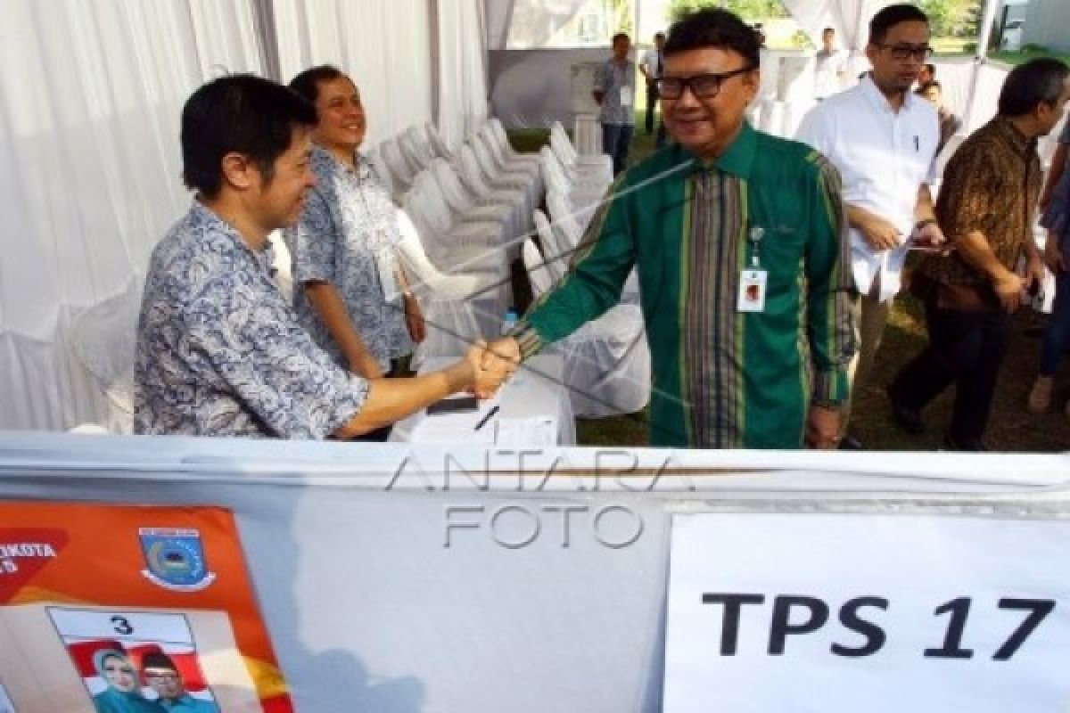 Mendagri Pantau TPS Samping Rumah Airin