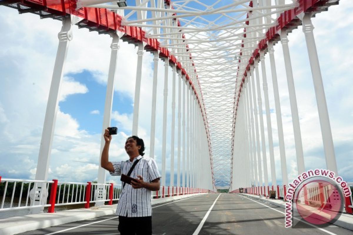 Penambang Protes Jembatan Kapuas Tayan Dibuka Ilegal