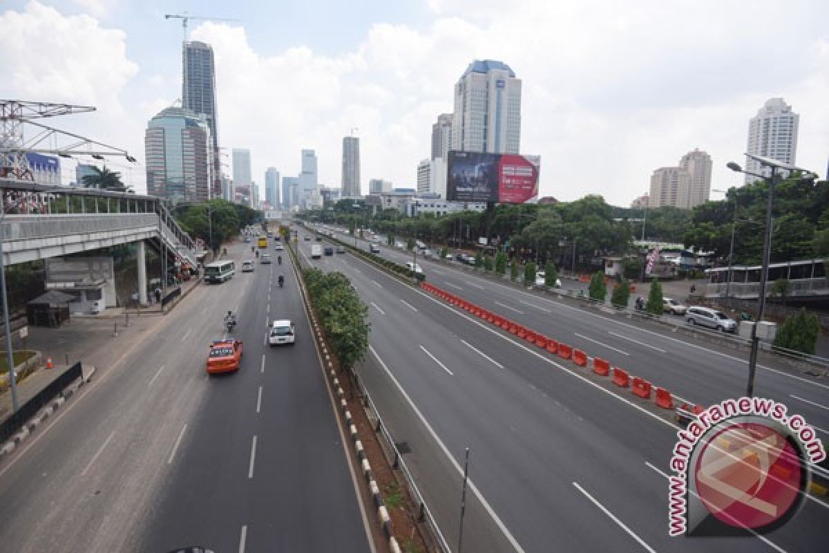 Lalu lintas di jalan protokol Jakarta lancar